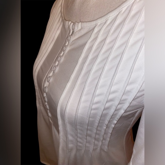 Ladies Pleated Pullover Blouse V-Neck in White in Size Small - Picture 3 of 6